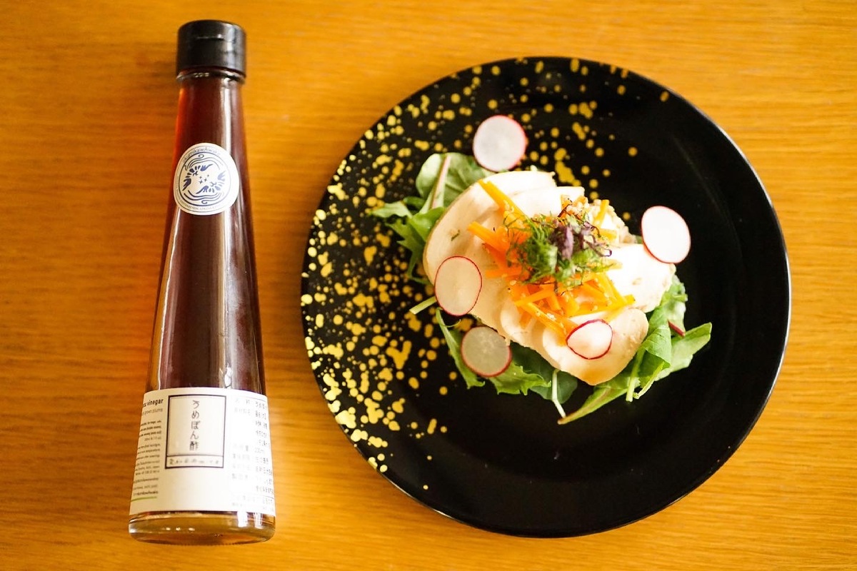 前菜：つくしんぼうの会の“うめぽん酢”香る東栄町 産の鶏むね肉のハム　サラダ仕立て レシピページ