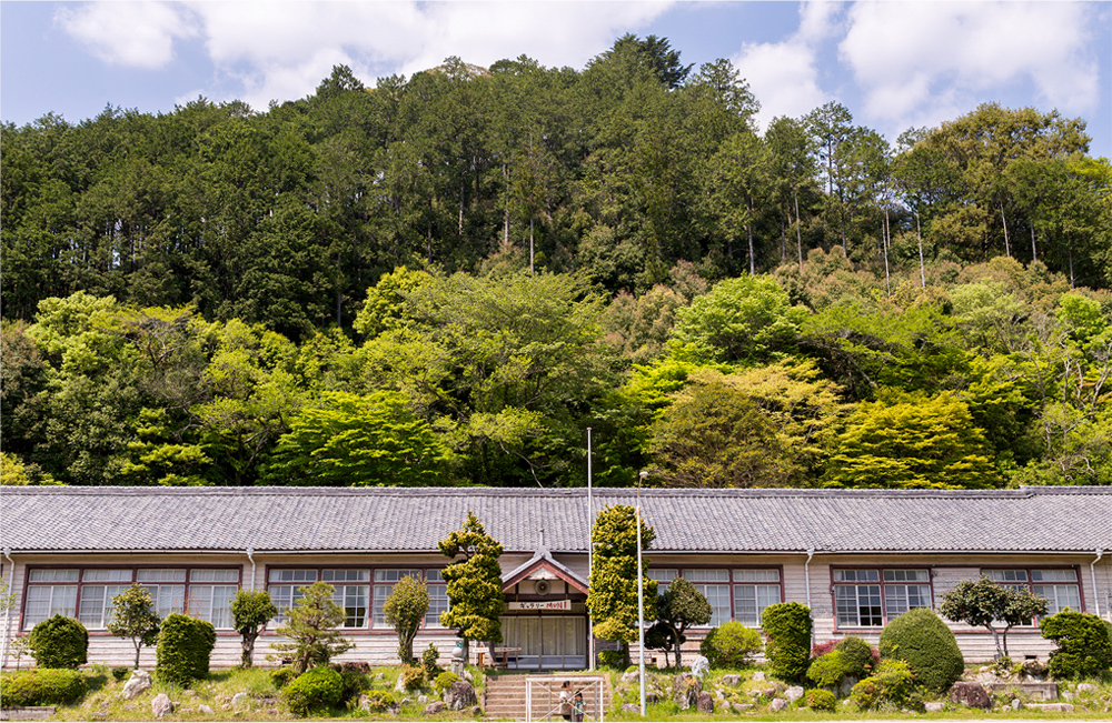 レトロな廃校の校庭